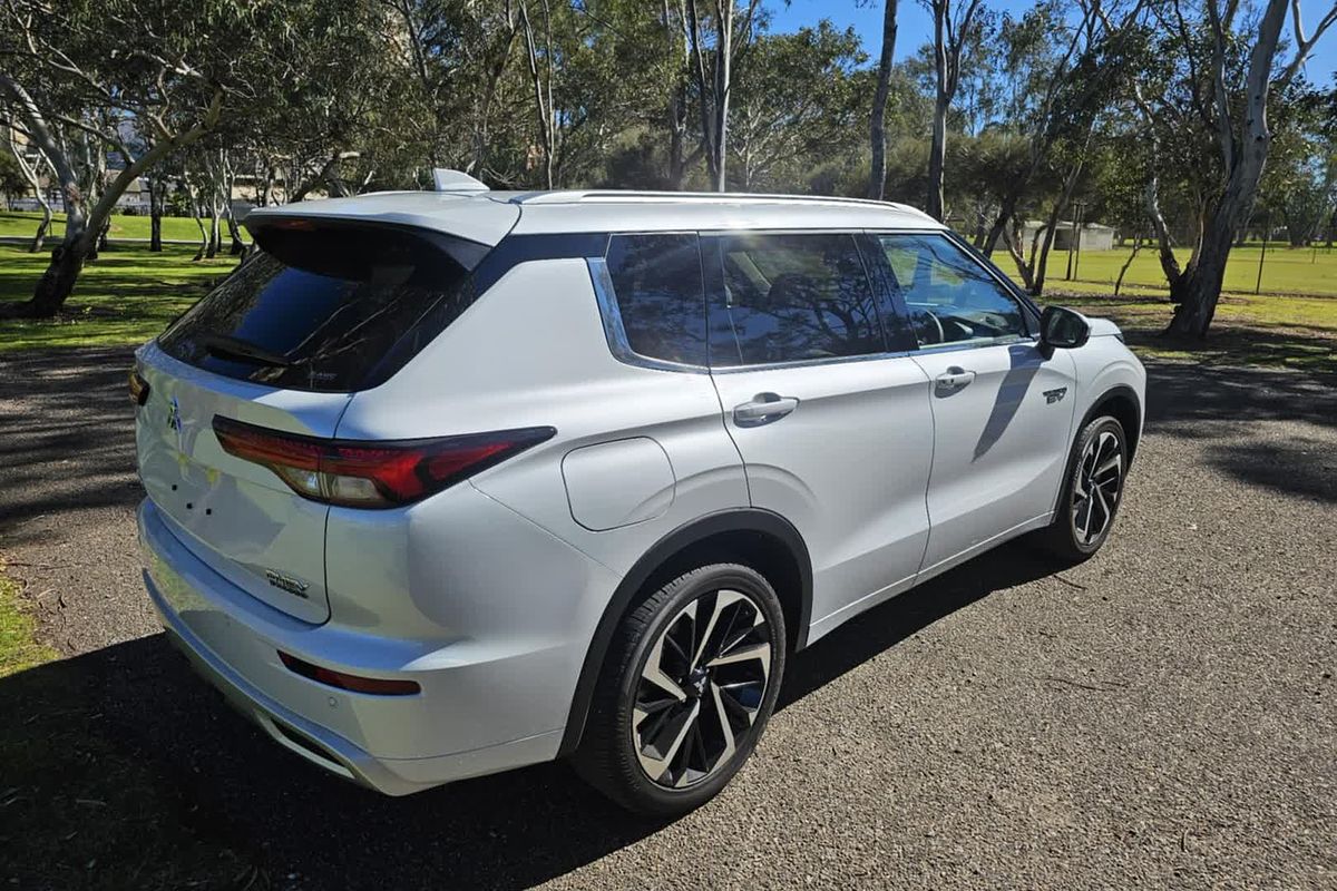 2024 Mitsubishi Outlander PHEV Exceed ZM