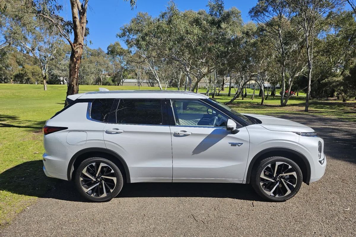 2024 Mitsubishi Outlander PHEV Exceed ZM