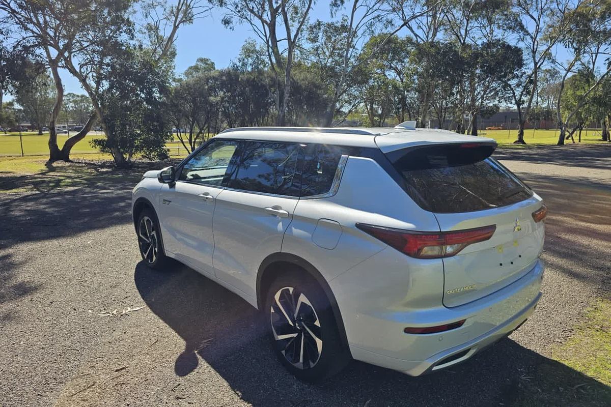 2024 Mitsubishi Outlander PHEV Exceed ZM