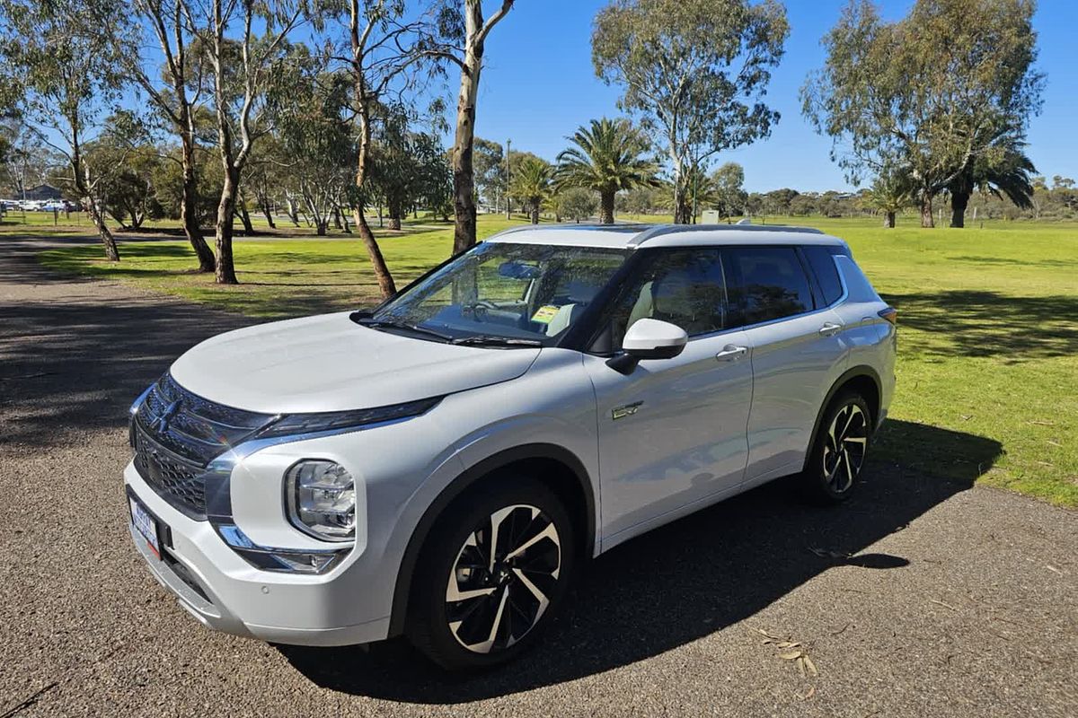 2024 Mitsubishi Outlander PHEV Exceed ZM
