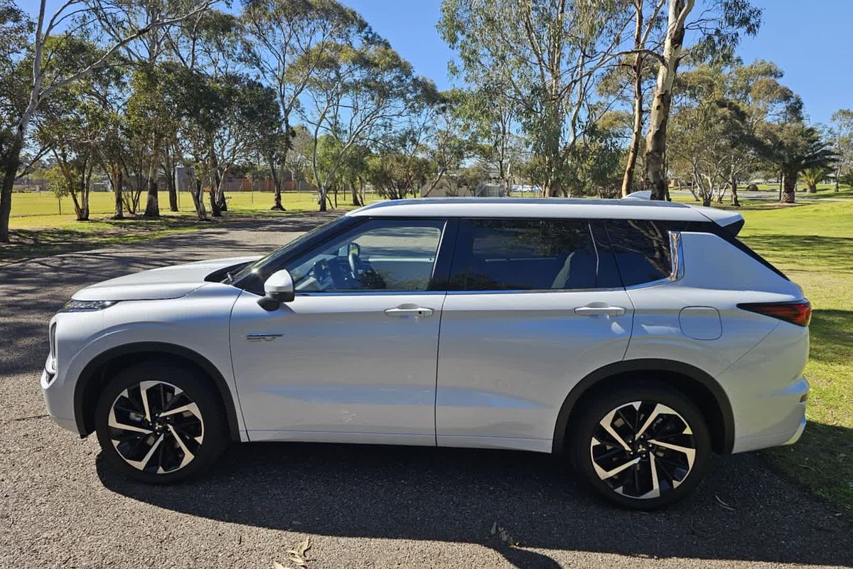 2024 Mitsubishi Outlander PHEV Exceed ZM