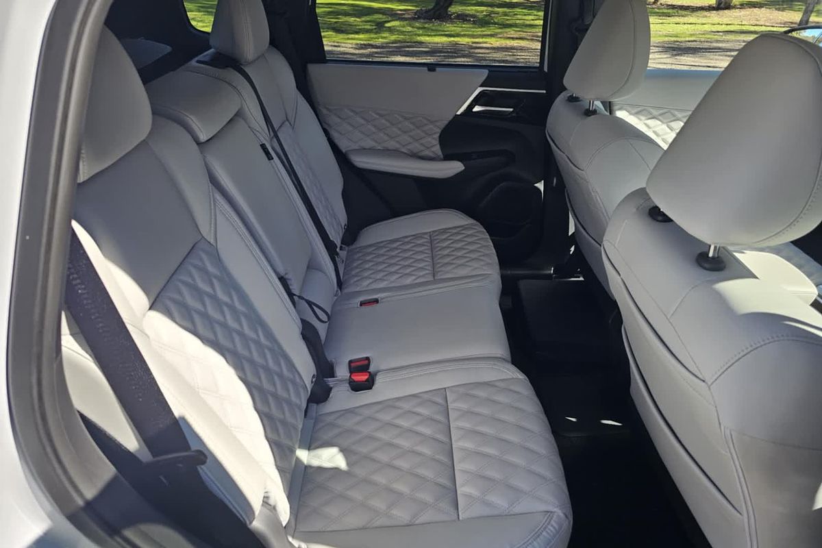 2024 Mitsubishi Outlander PHEV Exceed ZM