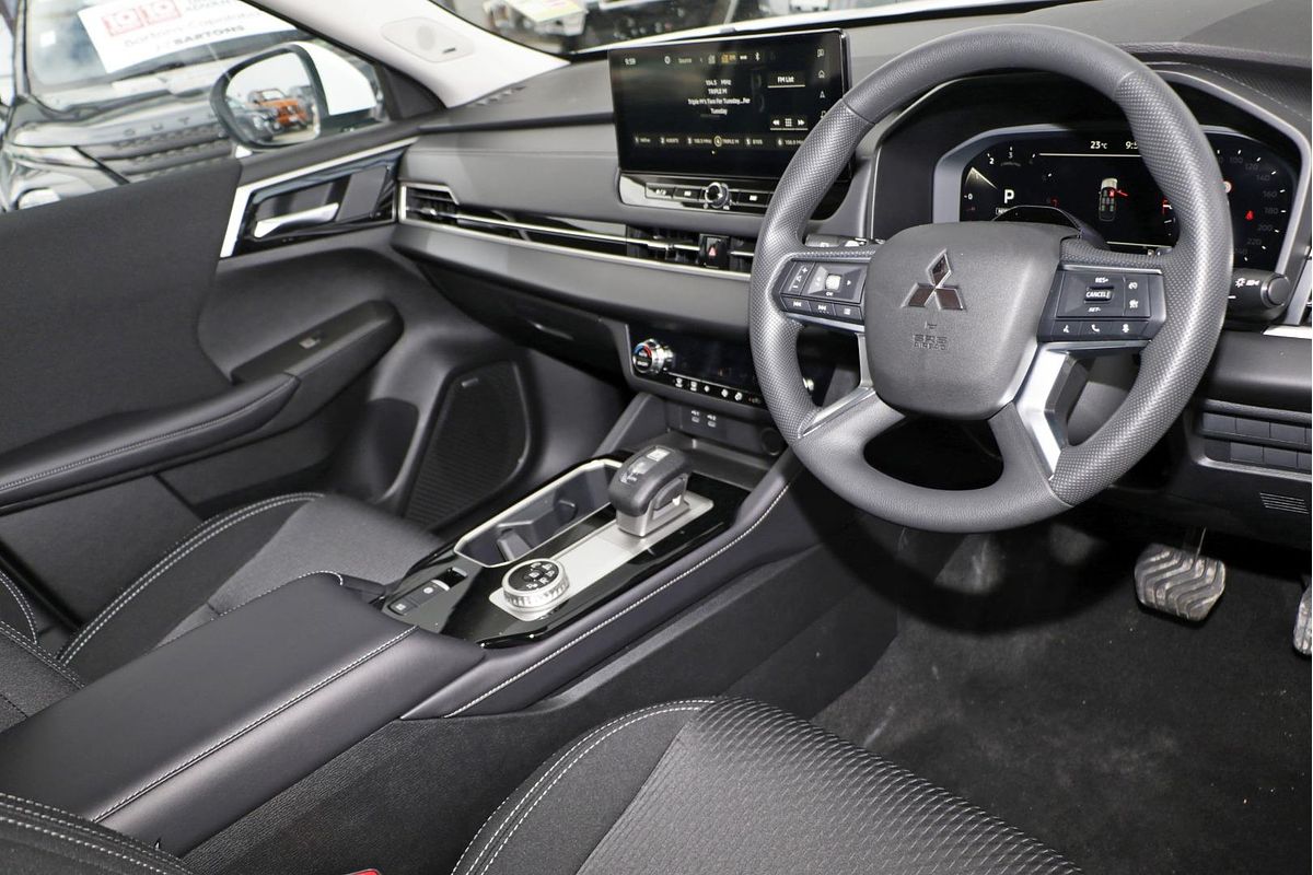 2025 Mitsubishi Outlander ES ZM