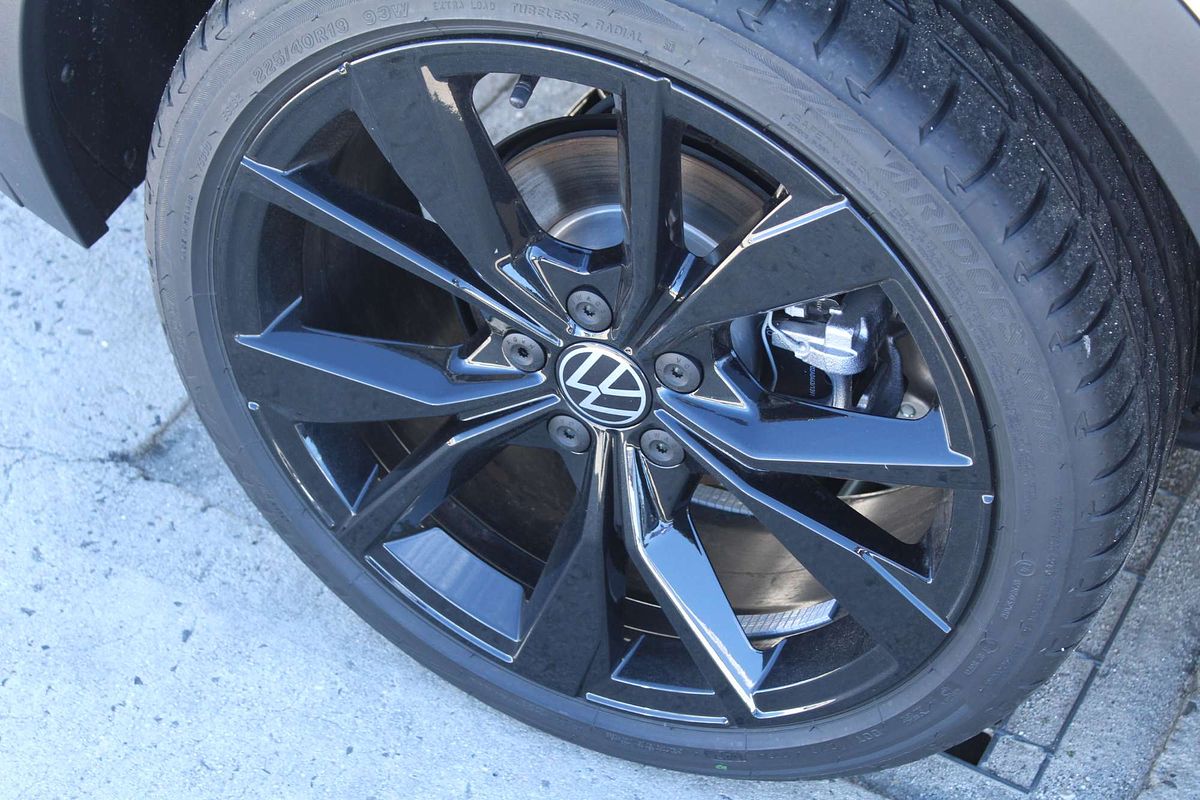 2025 Volkswagen T-Roc 140TSI R-Line D11