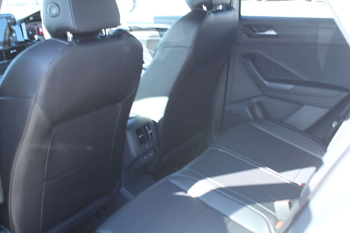 2025 Volkswagen T-Roc 140TSI R-Line D11