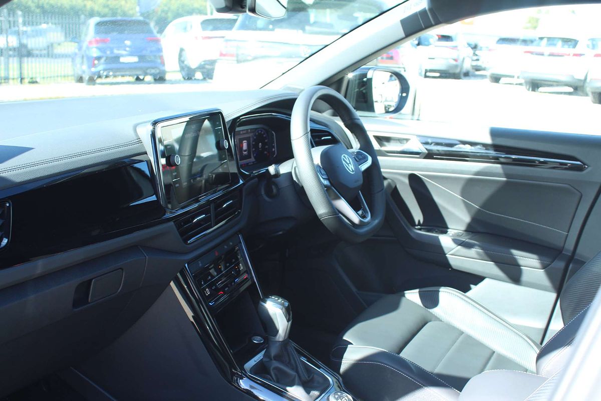 2025 Volkswagen T-Roc 140TSI R-Line D11