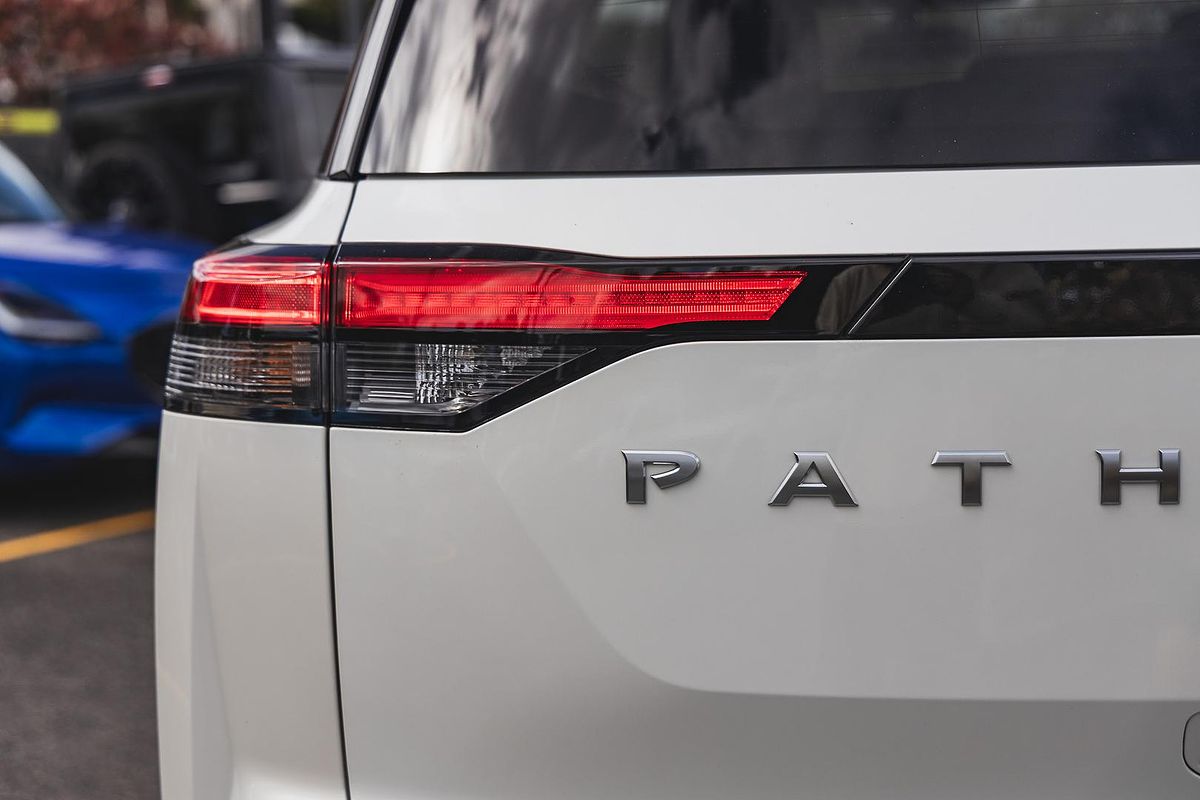 2025 Nissan Pathfinder ST-L R53
