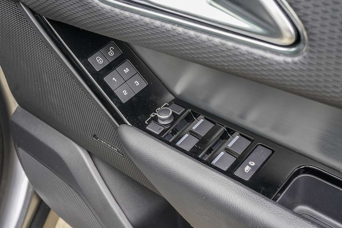 2019 Land Rover Range Rover Velar P250 R-Dynamic S L560
