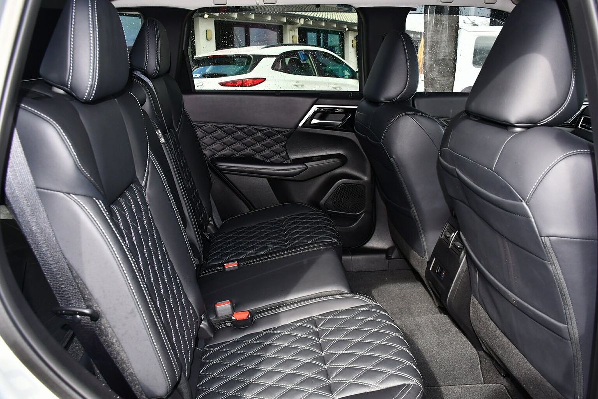 2024 Mitsubishi Outlander Exceed ZM