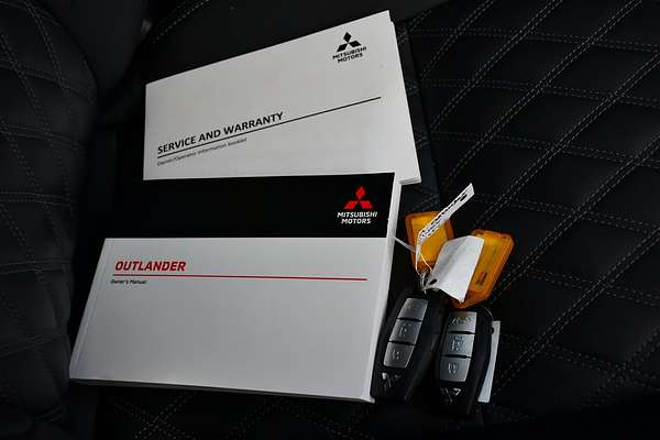 2024 Mitsubishi Outlander Exceed ZM