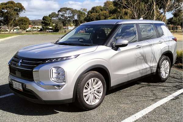 2022 Mitsubishi Outlander ES ZM