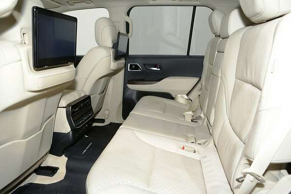 2022 Toyota Landcruiser Sahara FJA300R