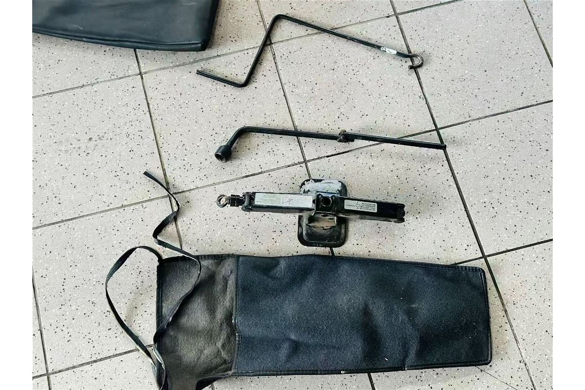 XJS SPORT 4.0L 6Cyl ELECTRONIC F/INJ 4 SP AUTOMATIC 2D CONVERTIBLE 