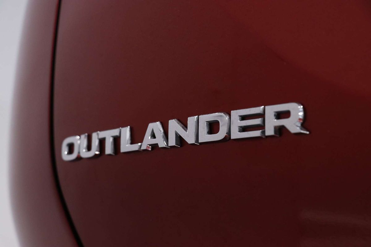 2023 Mitsubishi Outlander ES ZM