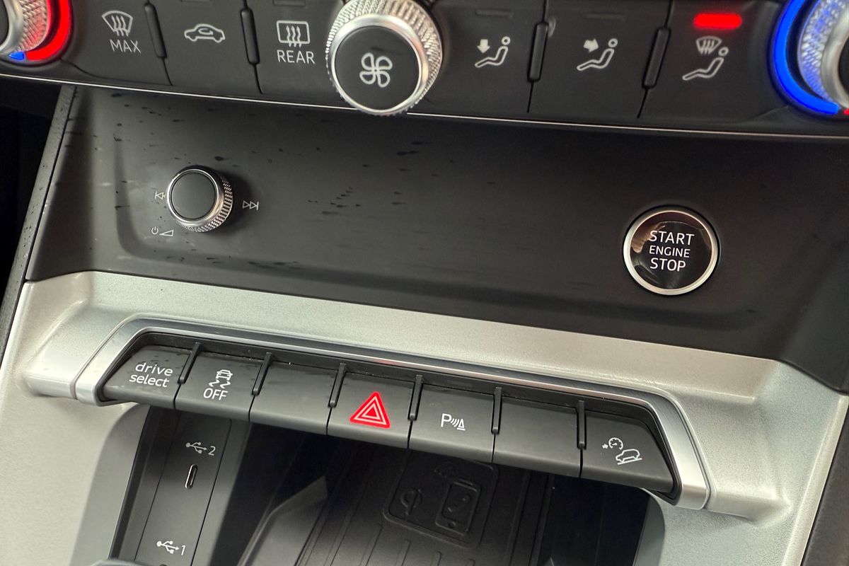 2024 Audi Q3 35 TFSI S line edition F3