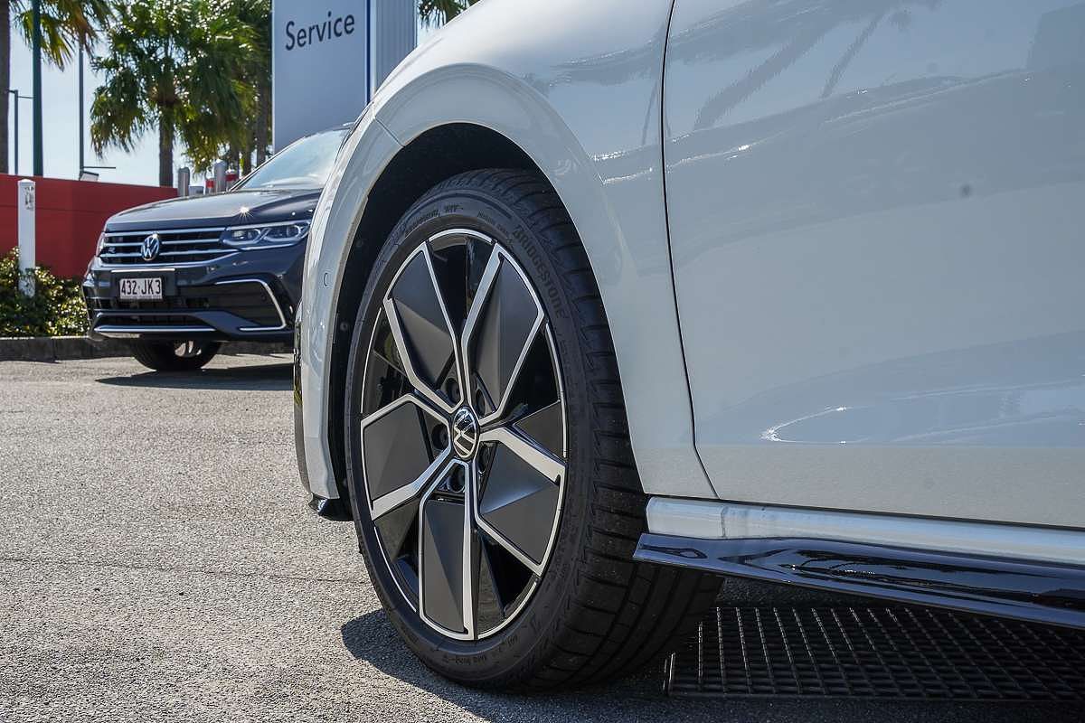 2025 Volkswagen Golf 110TSI R-Line 8.5