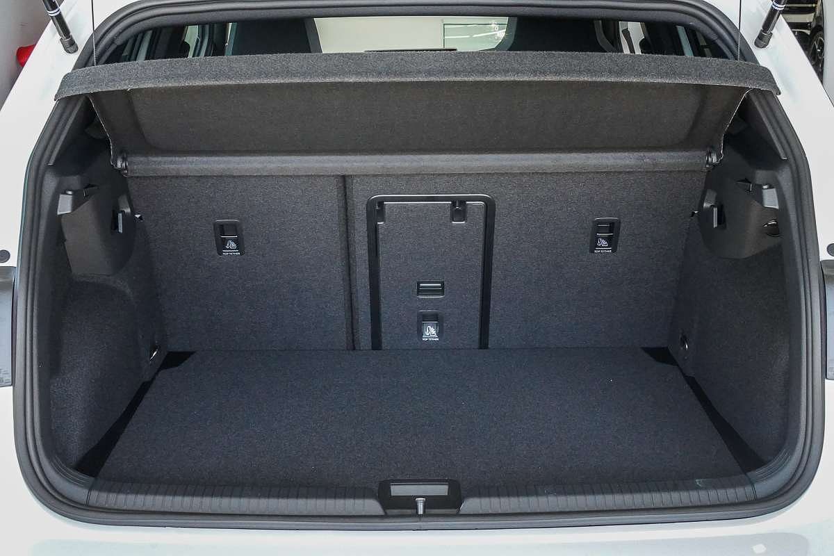 2025 Volkswagen Golf 110TSI R-Line 8.5