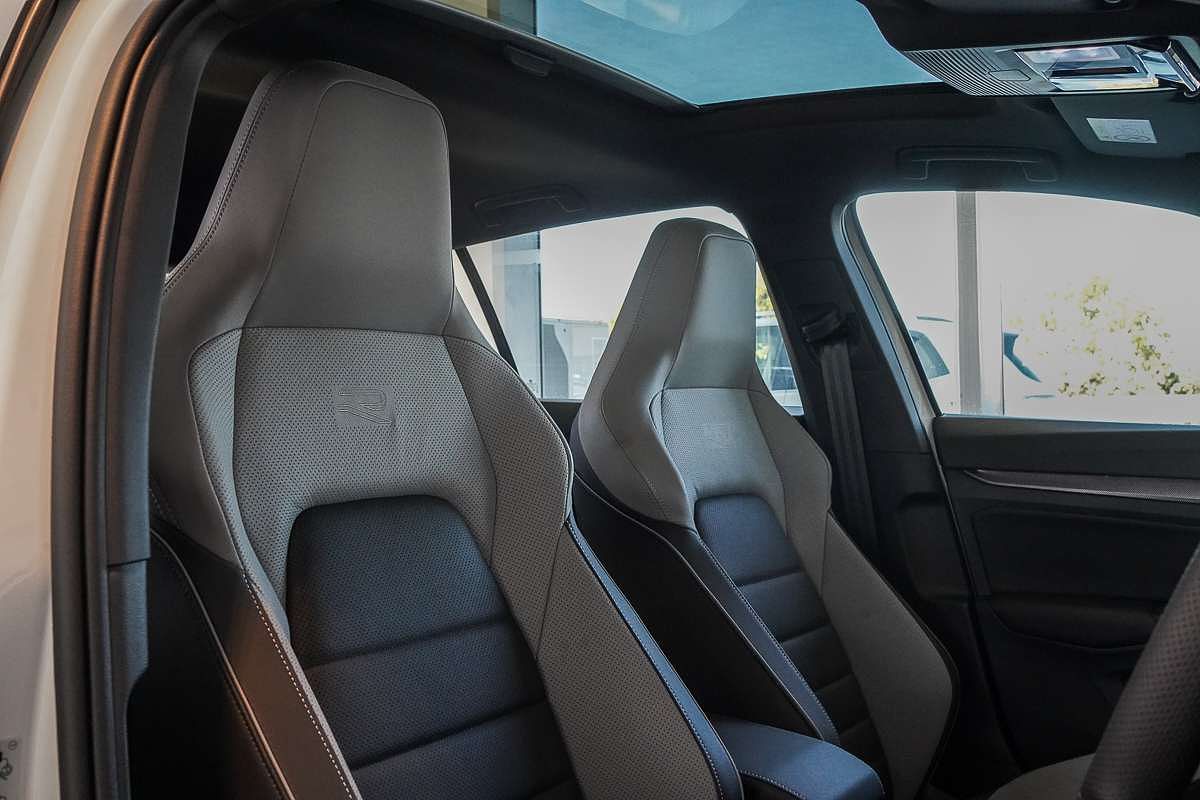 2025 Volkswagen Golf 110TSI R-Line 8.5