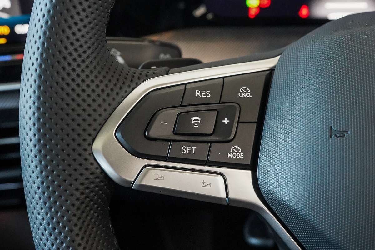 2025 Volkswagen Golf 110TSI R-Line 8.5