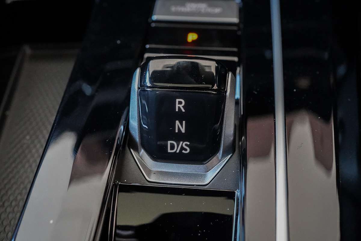 2025 Volkswagen Golf 110TSI R-Line 8.5