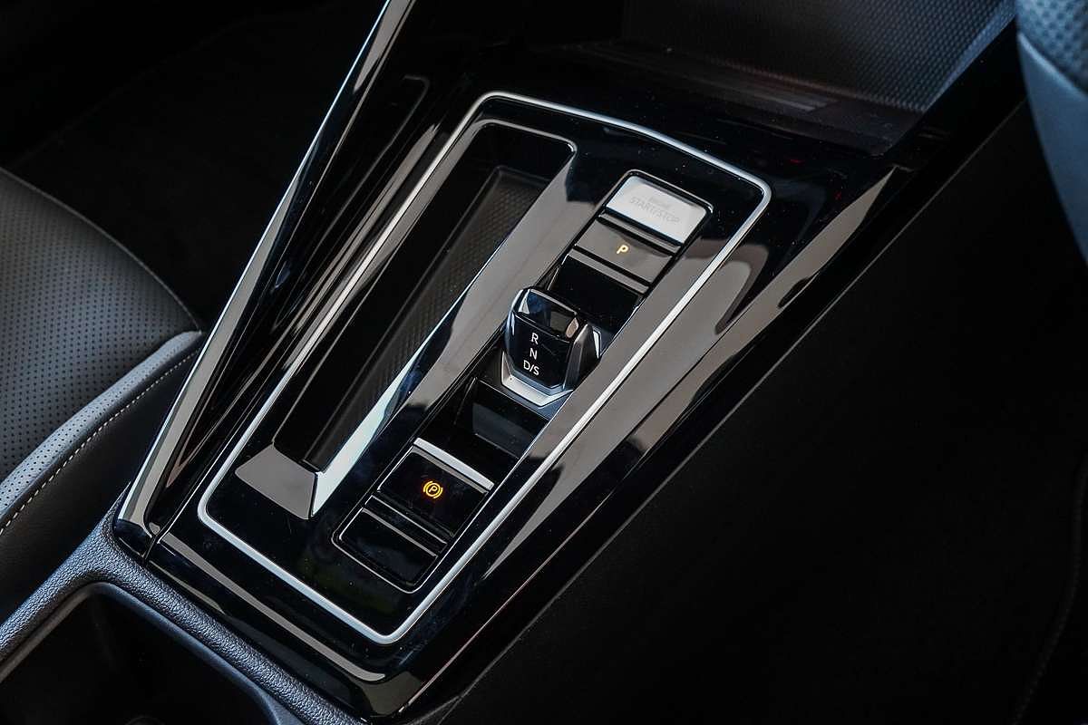 2025 Volkswagen Golf 110TSI R-Line 8.5