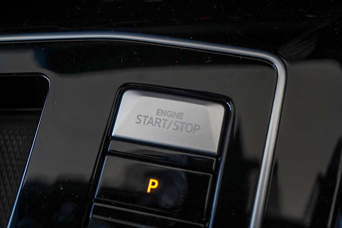 2025 Volkswagen Golf 110TSI R-Line 8.5