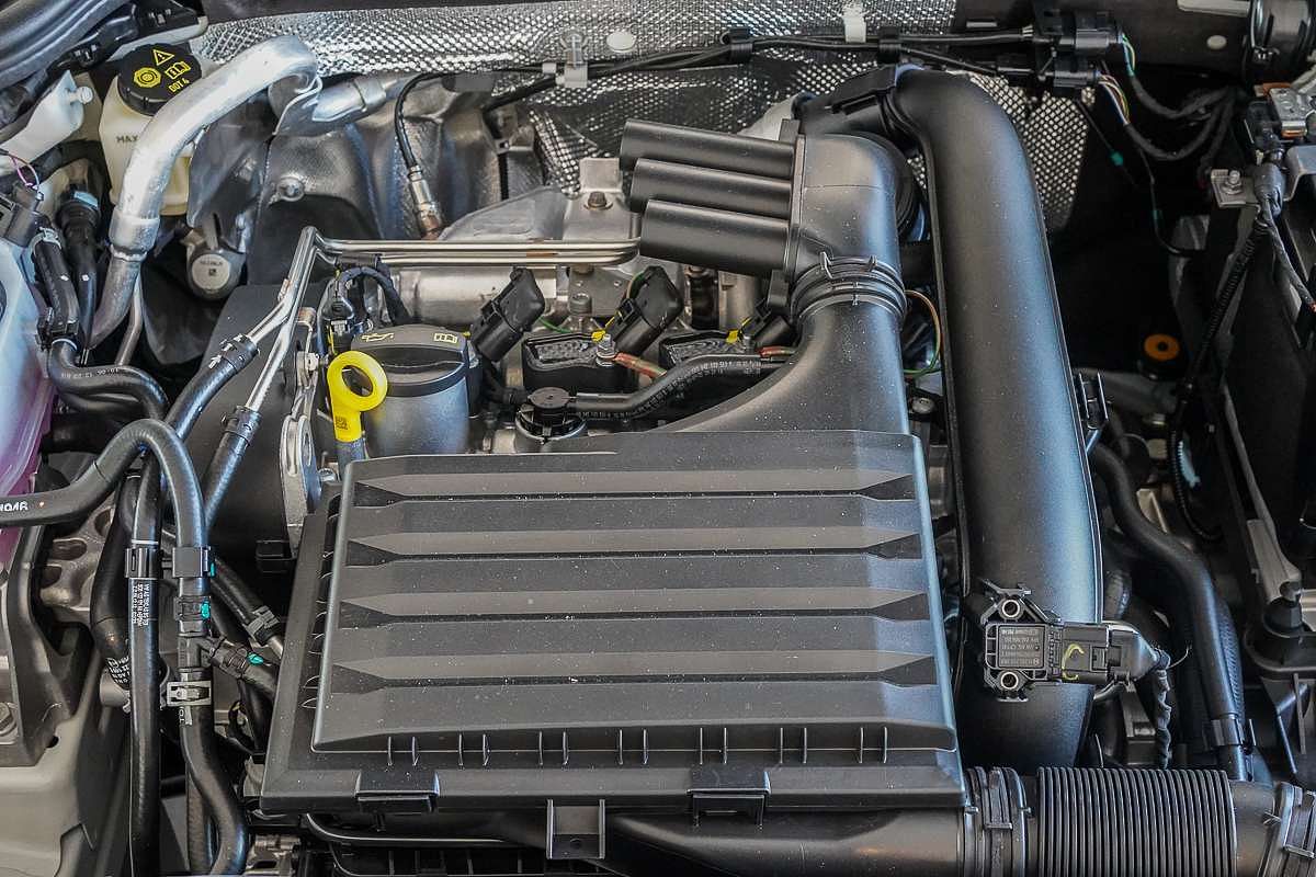 2025 Volkswagen Golf 110TSI R-Line 8.5