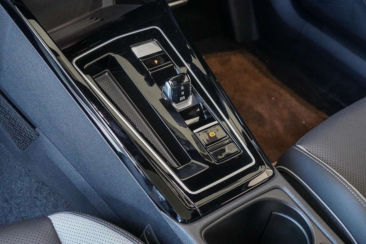 2025 Volkswagen Golf 110TSI R-Line 8.5