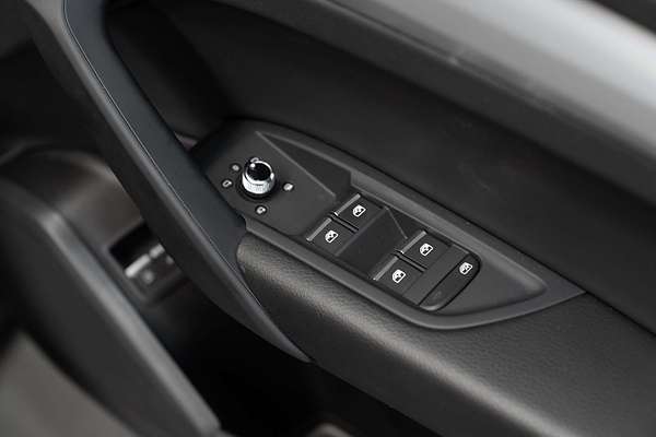 2023 Audi Q5 55 TFSI e S line FY