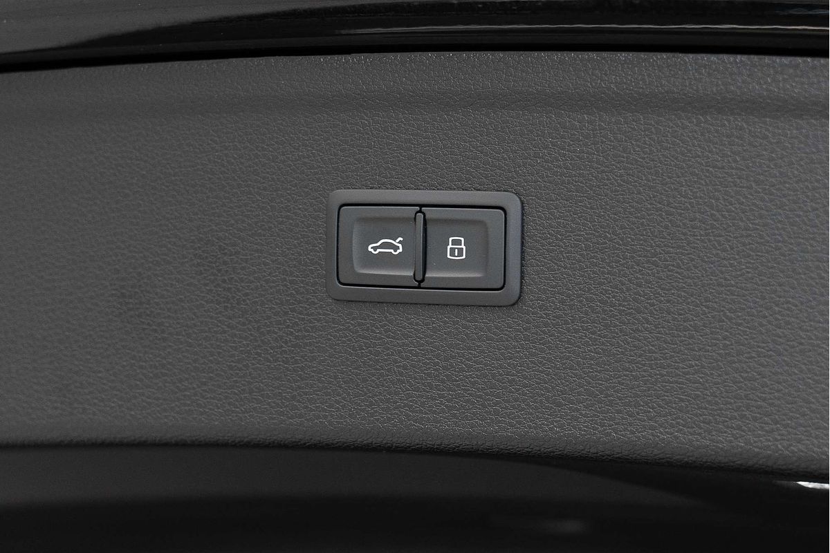 2023 Audi Q5 55 TFSI e S line FY