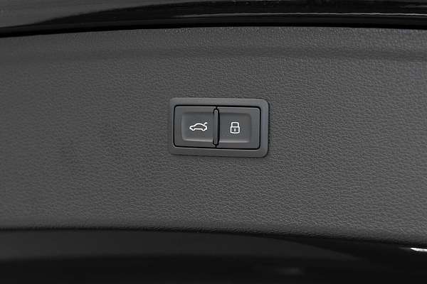 2023 Audi Q5 55 TFSI e S line FY