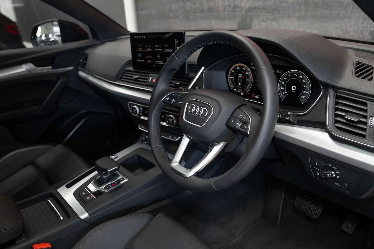2023 Audi Q5 55 TFSI e S line FY