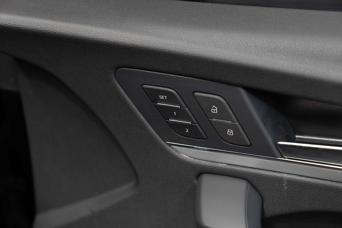 2023 Audi Q5 55 TFSI e S line FY