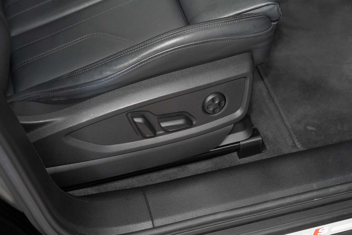 2023 Audi Q5 55 TFSI e S line FY