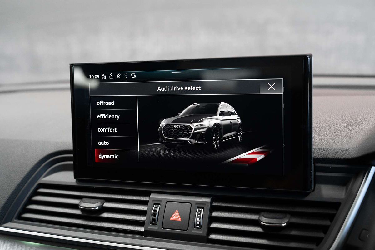 2023 Audi Q5 55 TFSI e S line FY