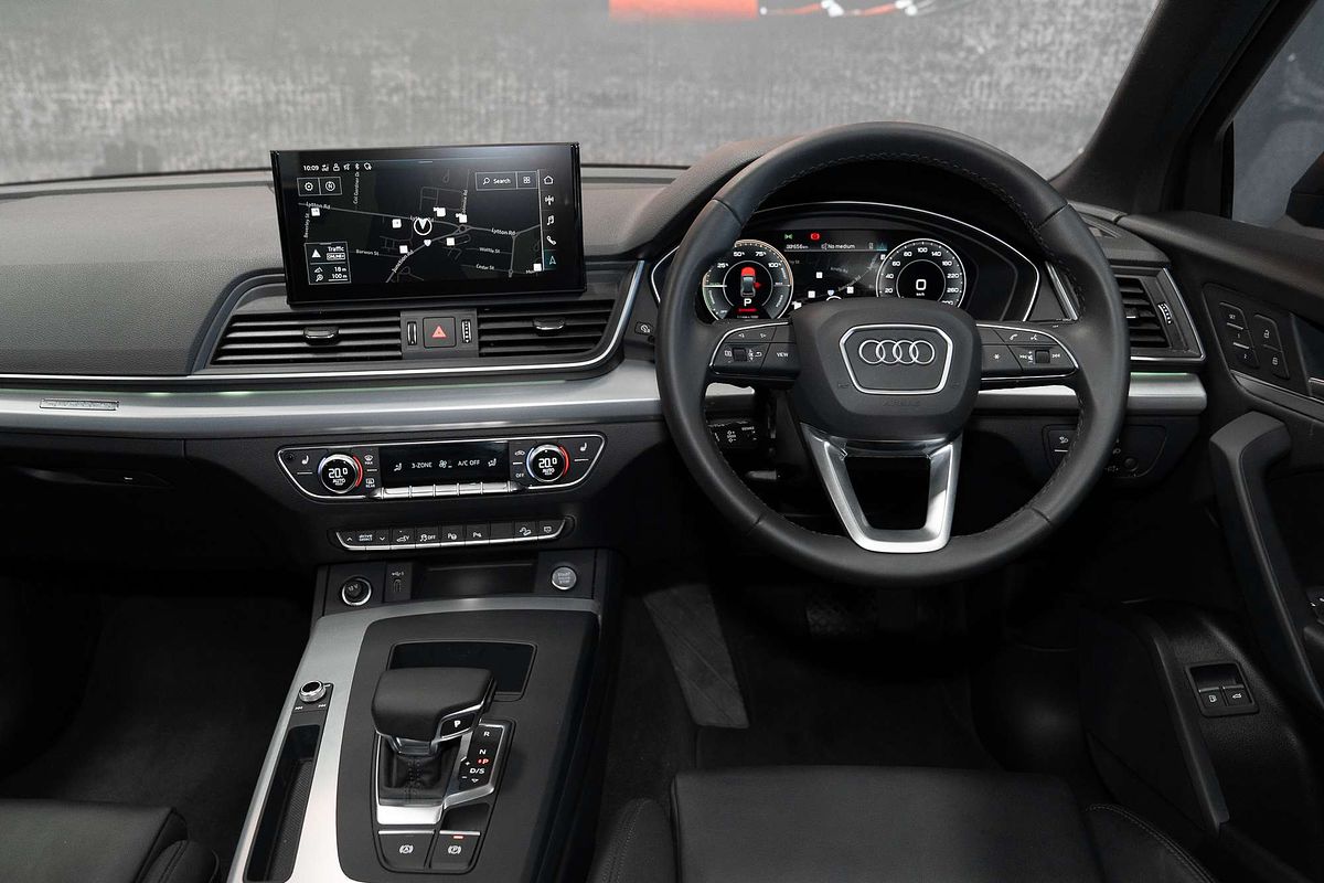 2023 Audi Q5 55 TFSI e S line FY