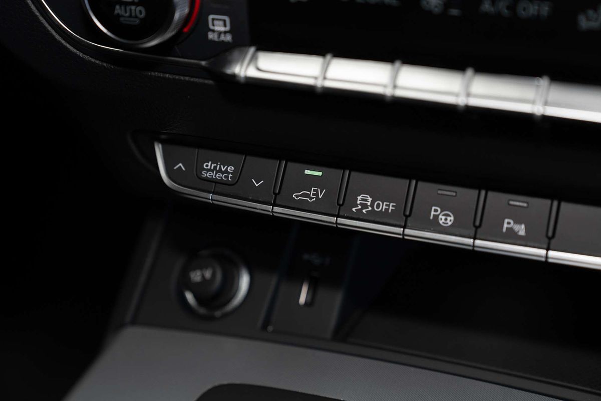 2023 Audi Q5 55 TFSI e S line FY