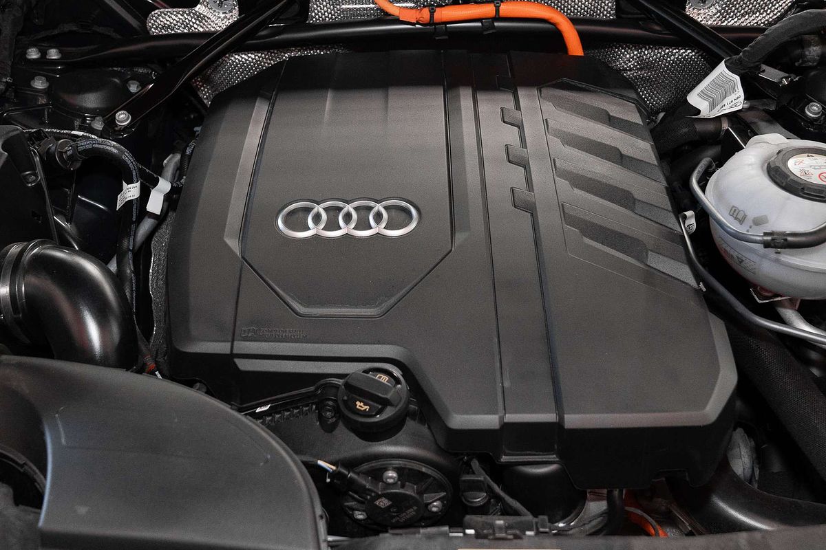 2023 Audi Q5 55 TFSI e S line FY