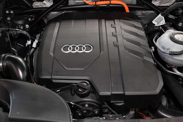 2023 Audi Q5 55 TFSI e S line FY
