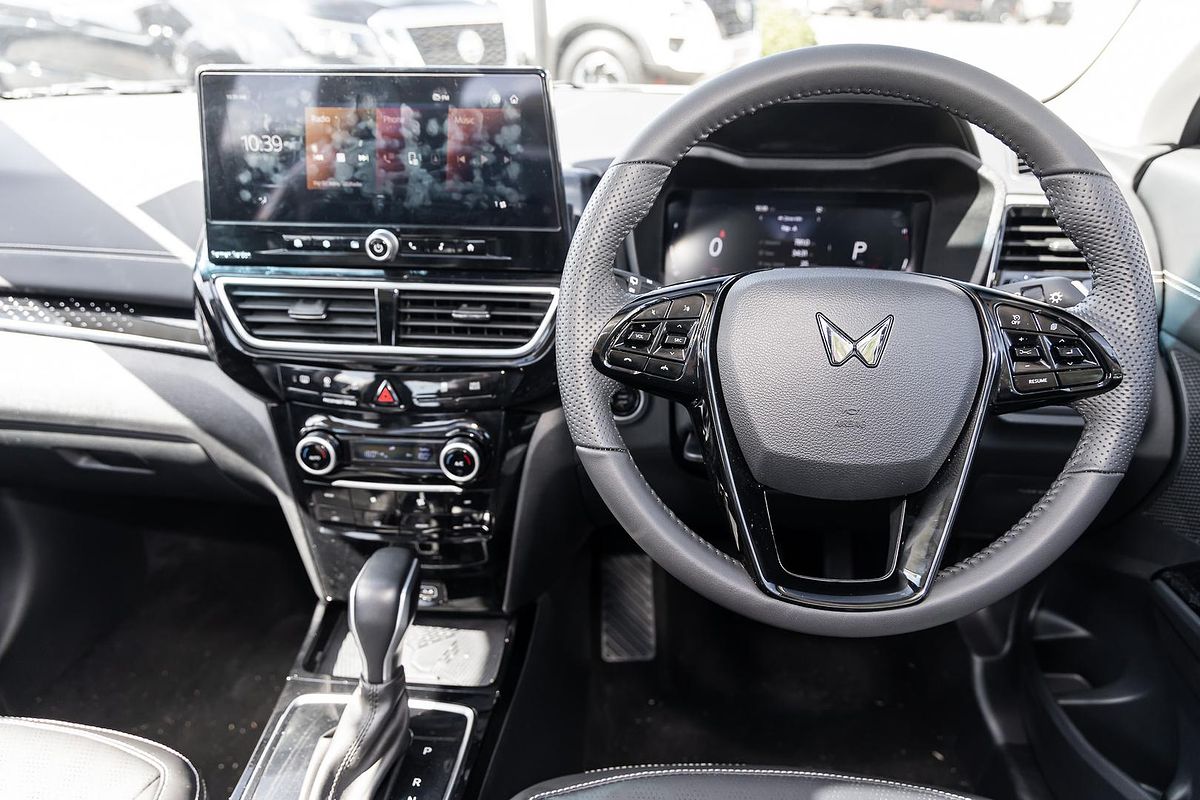 2025 Mahindra XUV3XO AX7L