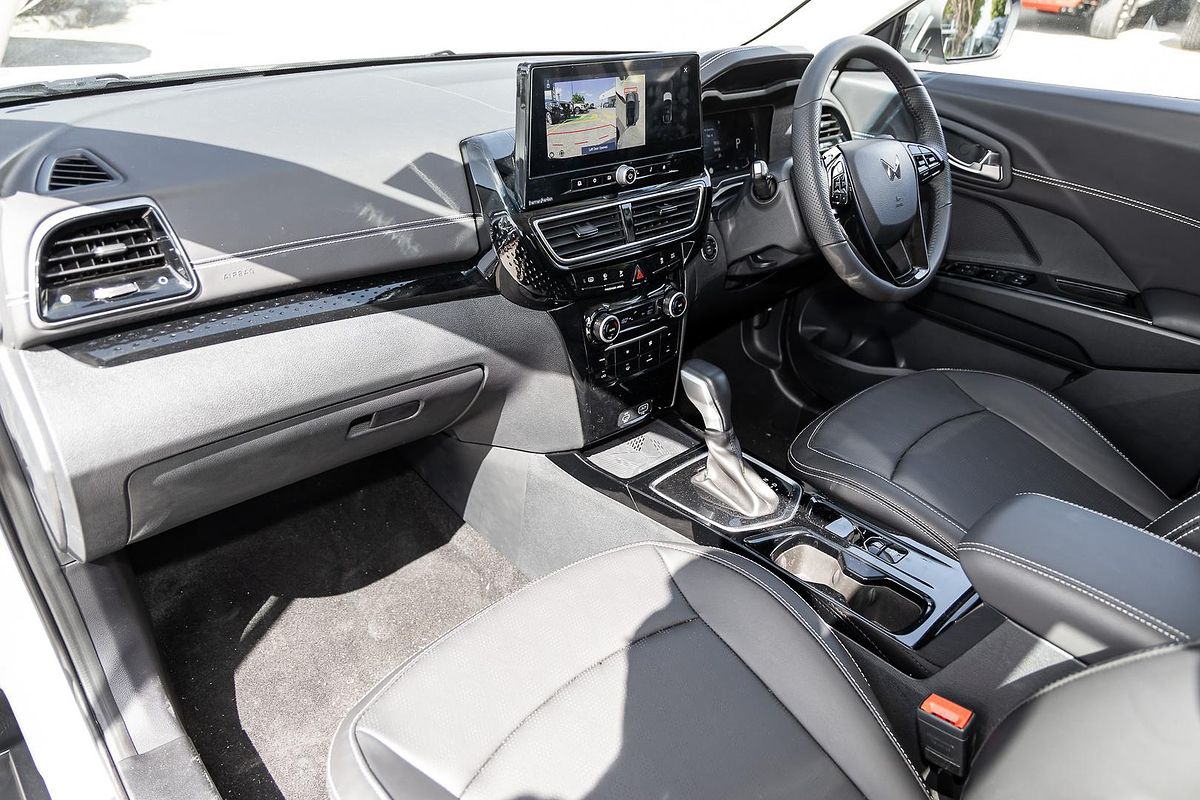 2025 Mahindra XUV3XO AX7L