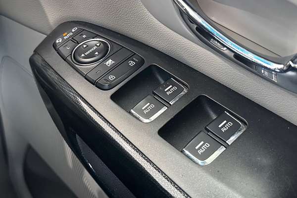 2017 Kia Carnival SLi YP