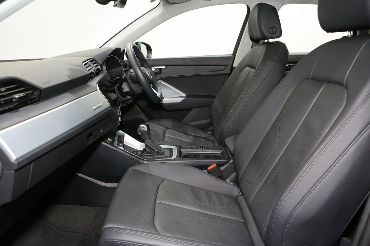 2024 Audi Q3 35 TFSI Dynamic Black F3
