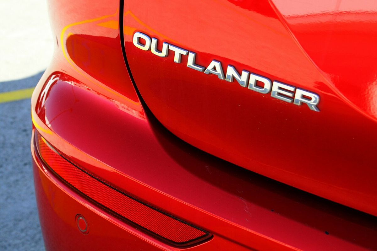 2023 Mitsubishi Outlander LS ZM