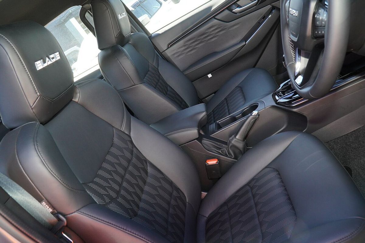 2025 Isuzu D-MAX BLADE 4X4