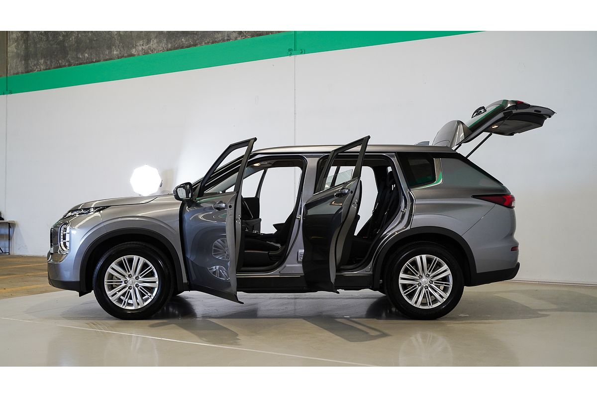 2023 Mitsubishi Outlander ES ZM