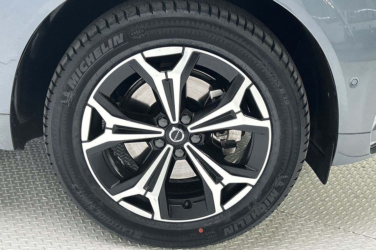 2022 Volvo XC60 B5 Momentum