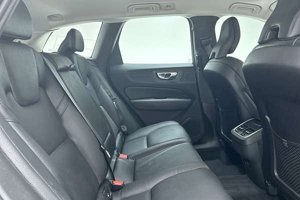 2022 Volvo XC60 B5 Momentum