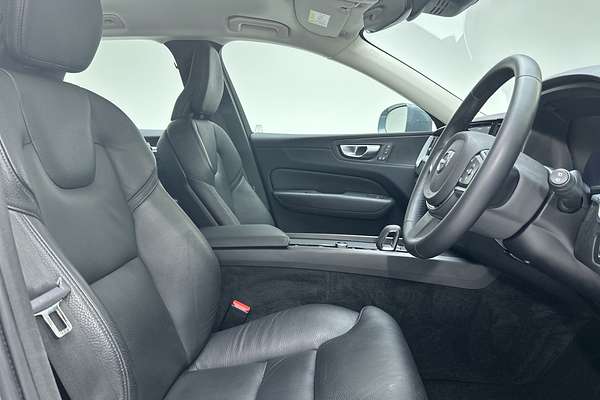 2022 Volvo XC60 B5 Momentum