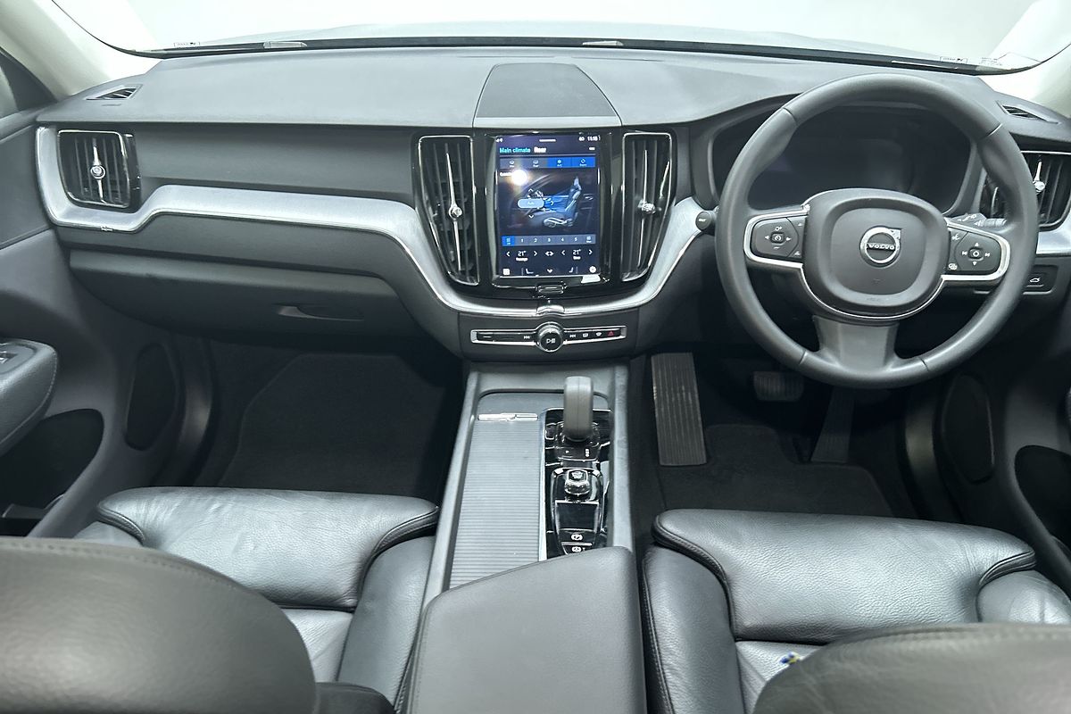 2022 Volvo XC60 B5 Momentum